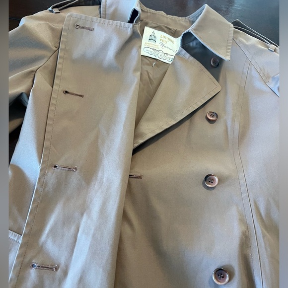 London Fog Maincoats Trench Coat. Tan, Size 10 Petite. Very Good Condition - Picture 10 of 12